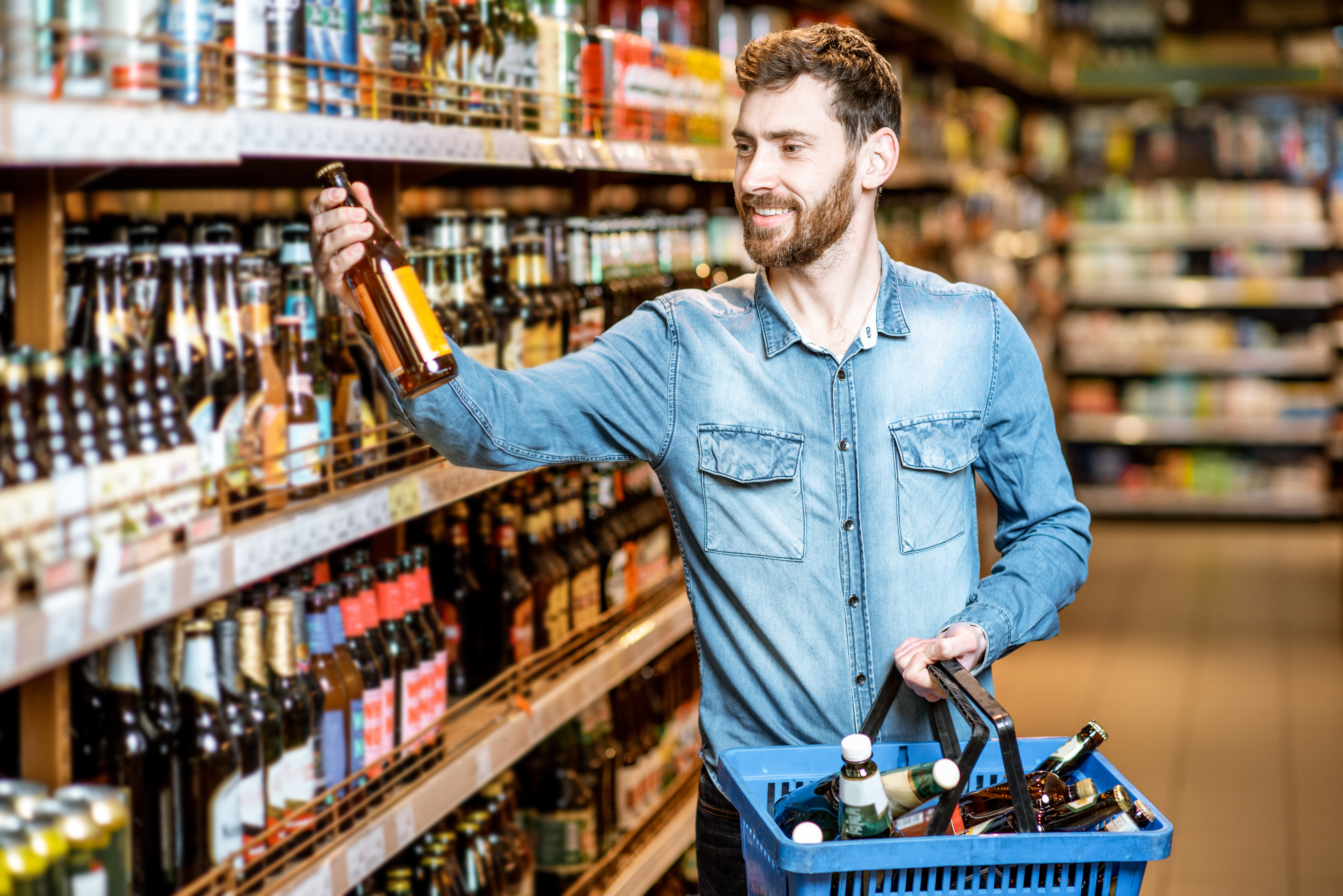 Consumidor comprando cerveja