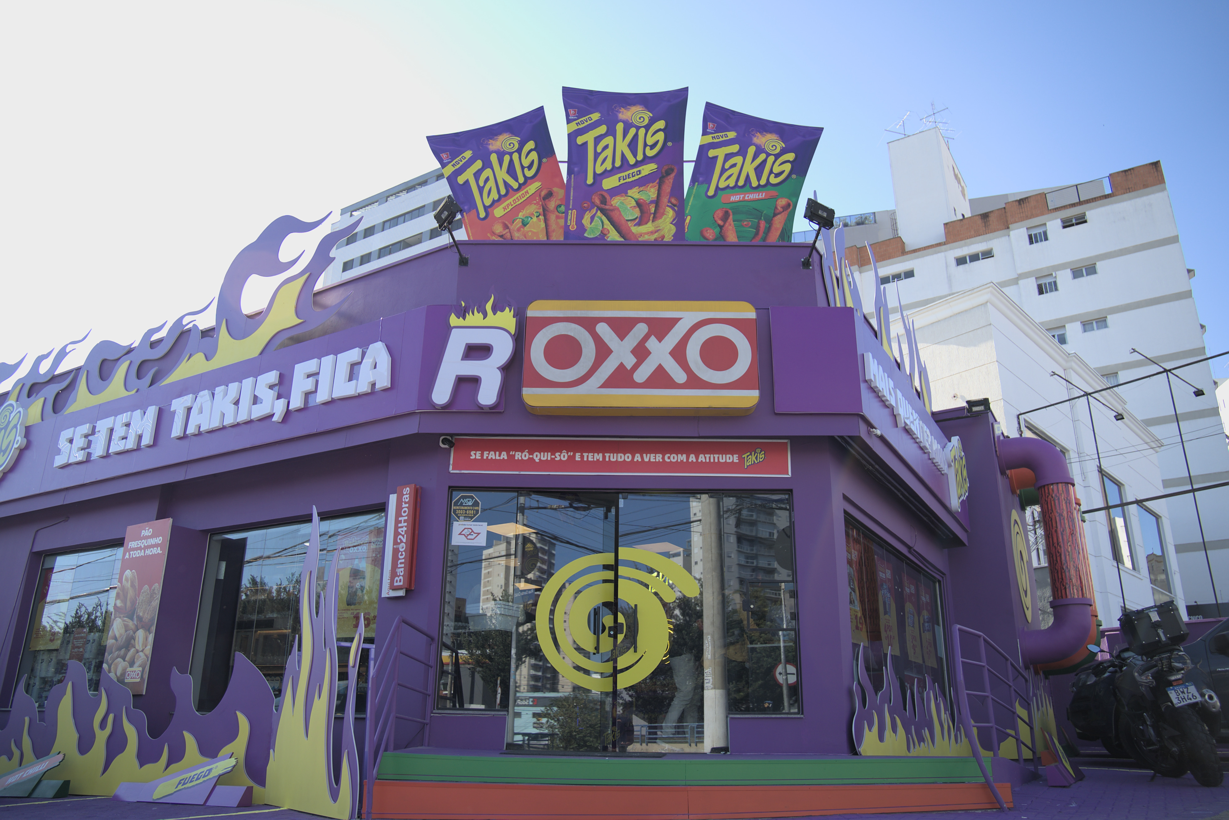 Oxxo - Loja Emblemática - Takis