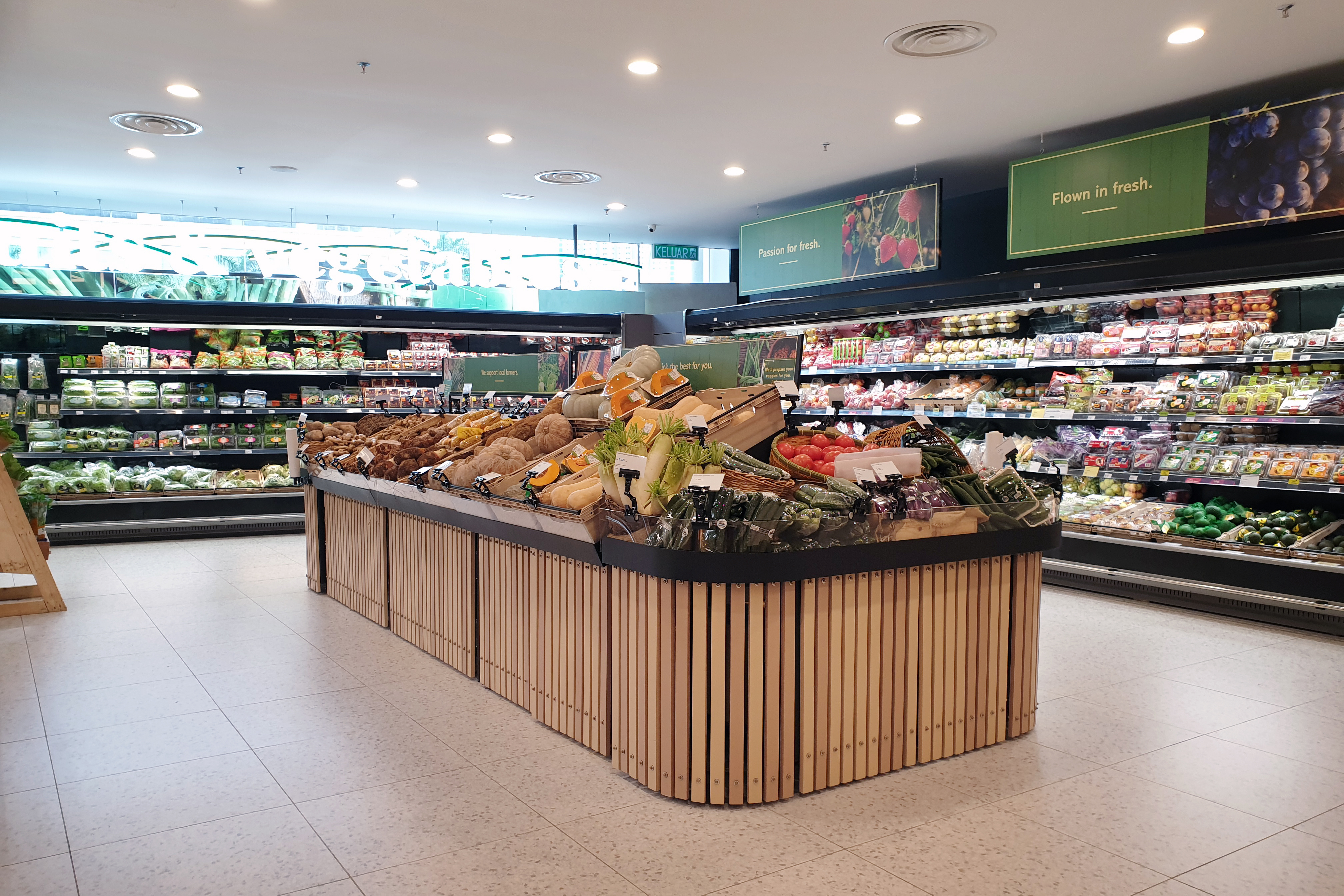 Seção de frutas, legumes e erduras em supermercado