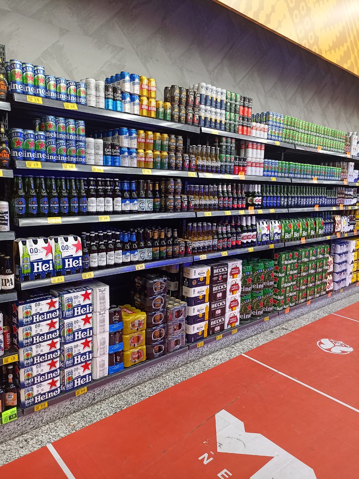 Exposição de Heineken em supermercado