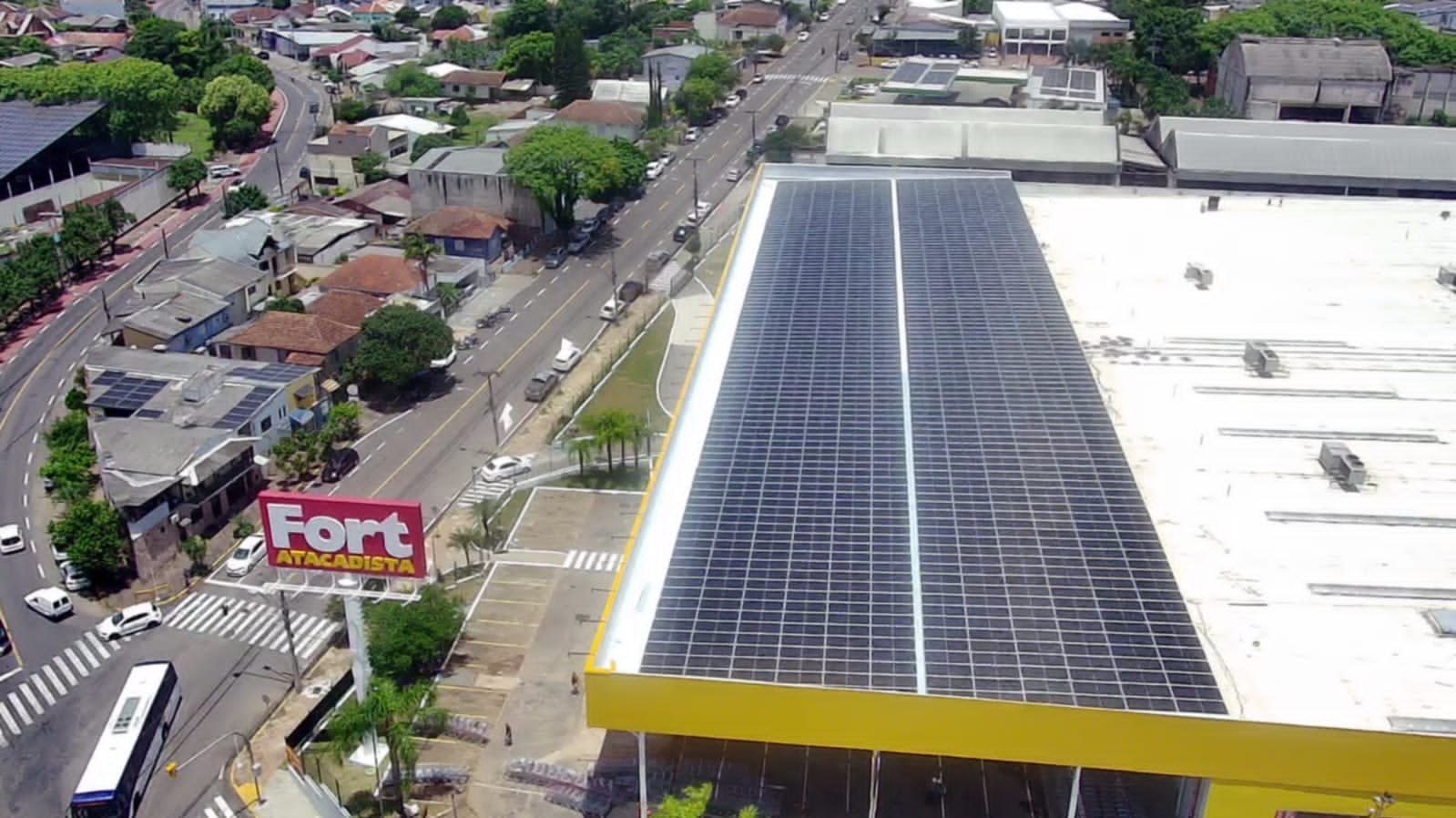 Forte Atacadista aposta em energia solar para expansão sustentável