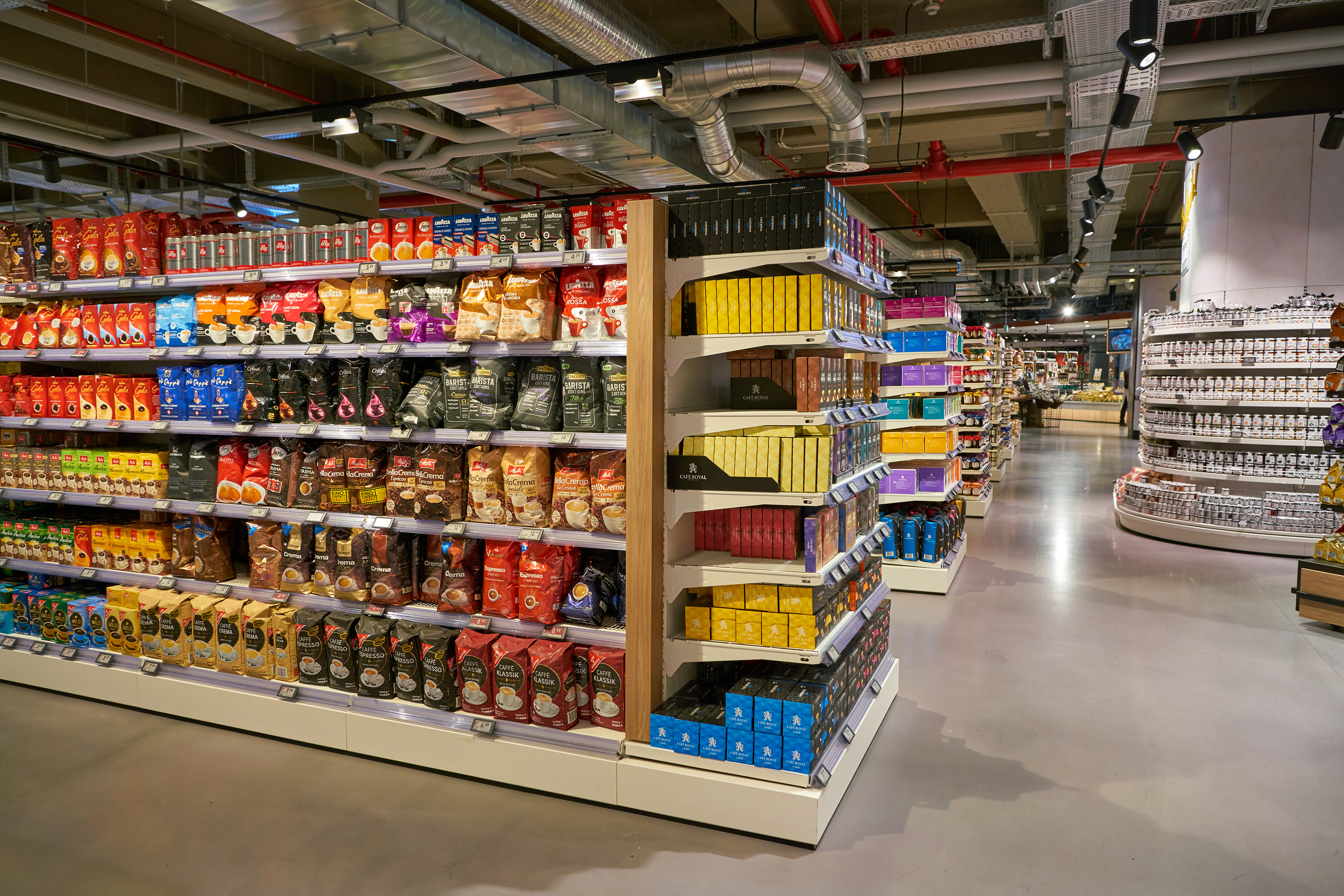 Cafés na prateleira de um supermercado