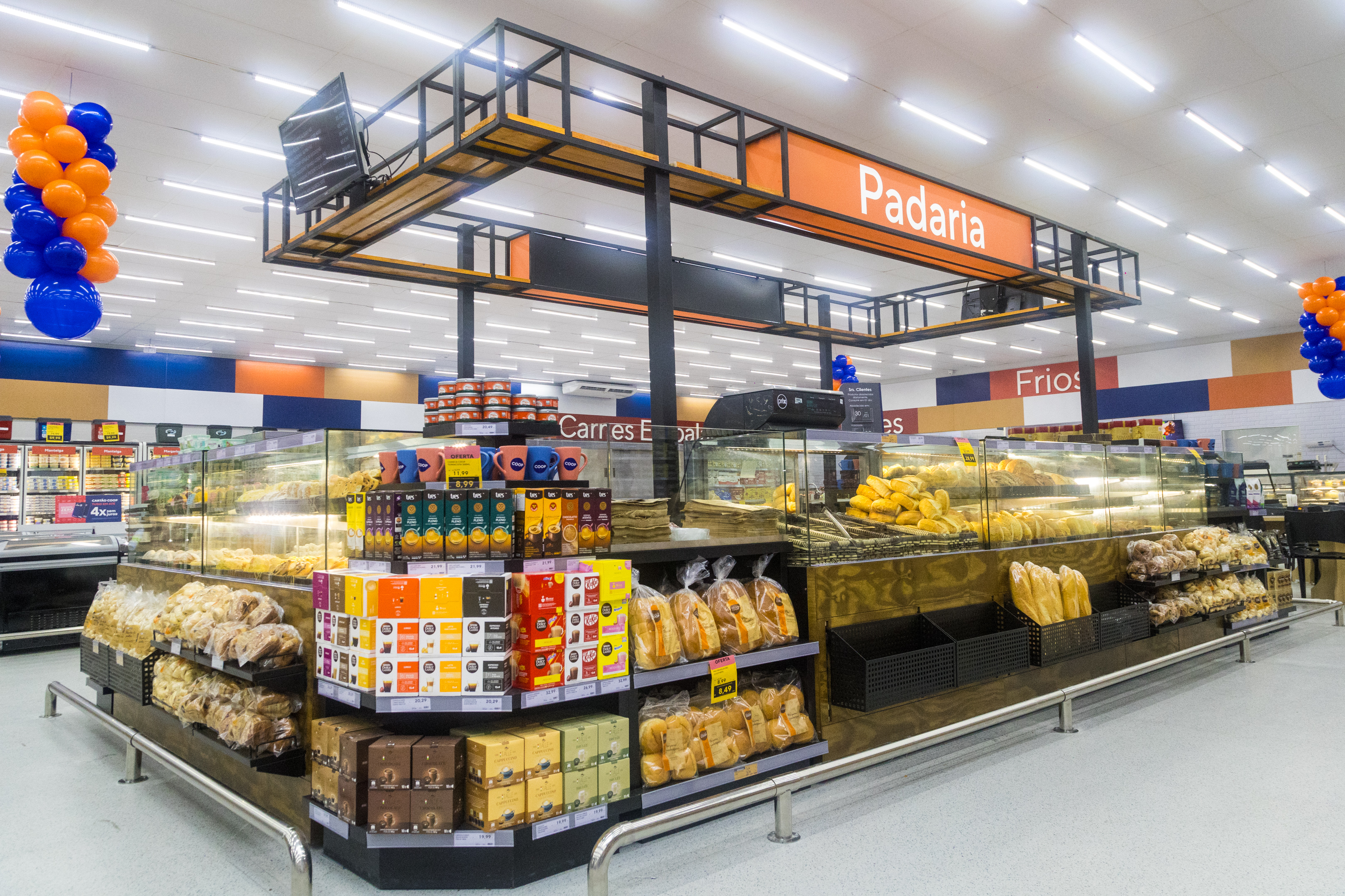 Seção de padaria do supermercado Coop