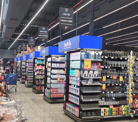 Painéis de LED da TAIL ADS nas pontas de gôndola do Barbosa Supermercados