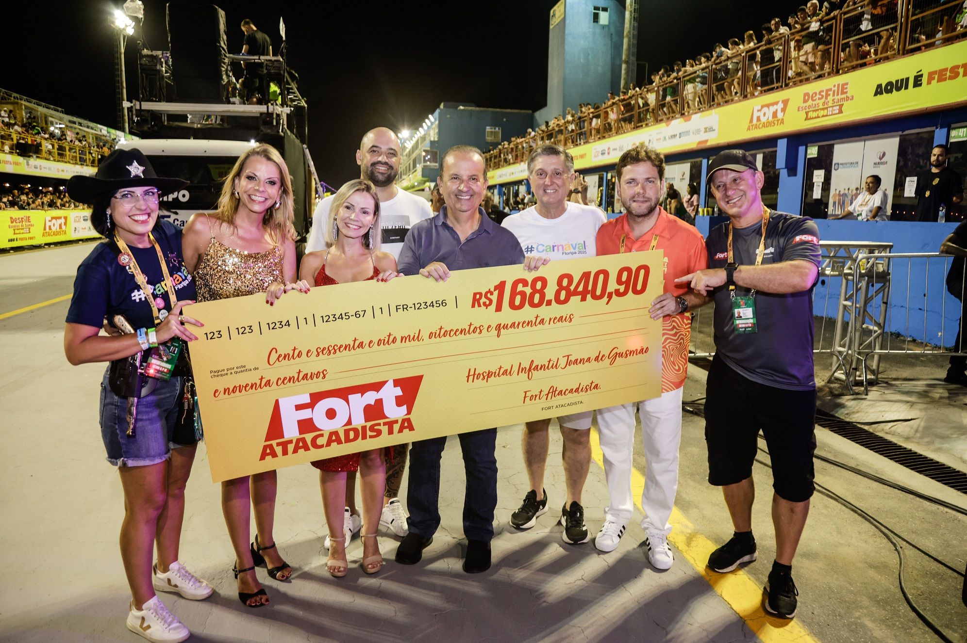 Pessoas em entrega de doação carnaval Ford Atacadista