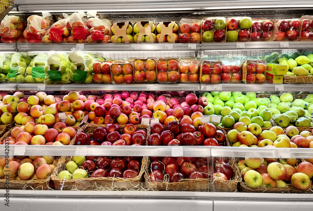 Cesta FLVO frutas gôndolas supermercado adobe stock