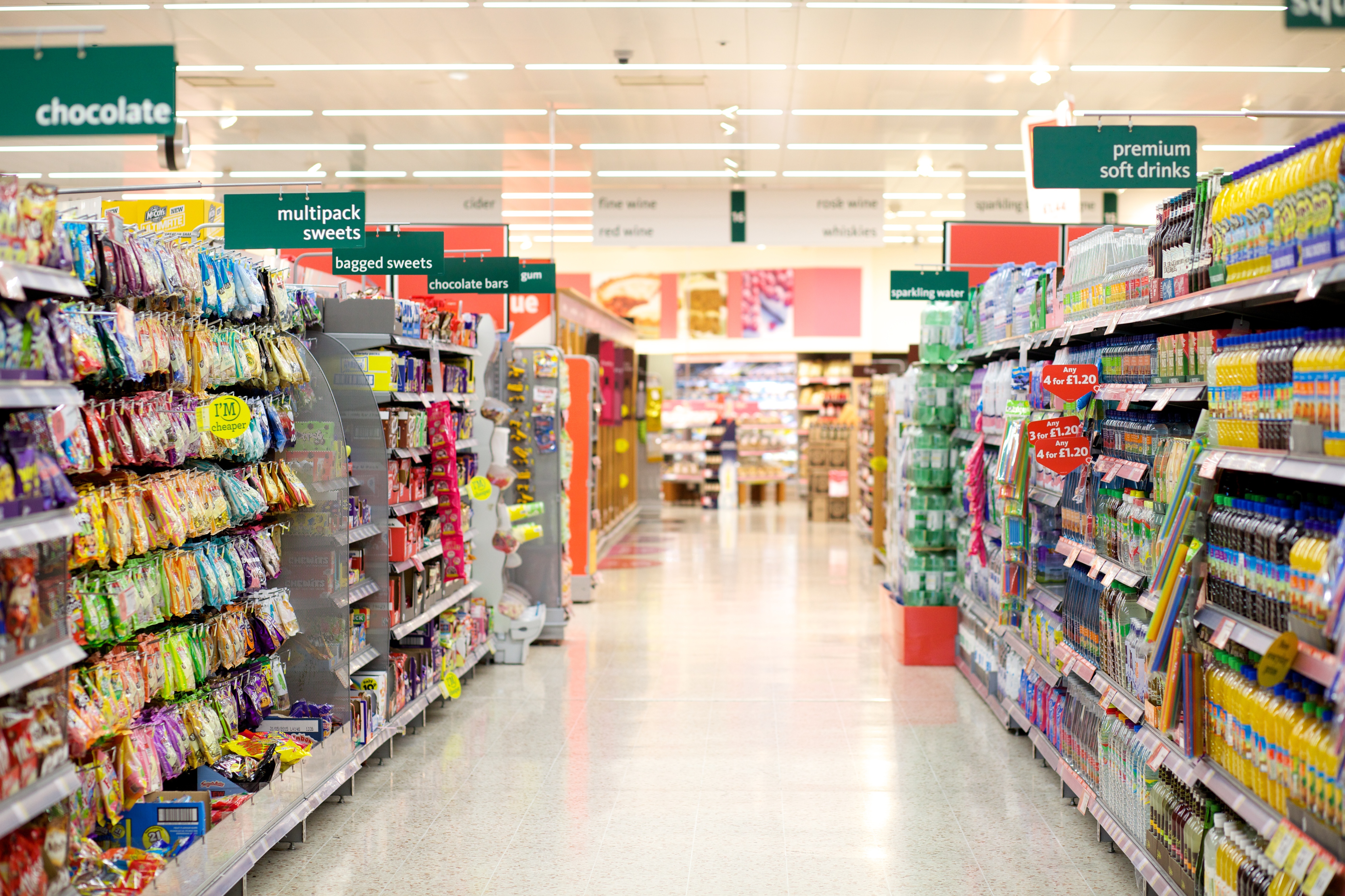 Corredor de supermercado adobe stock