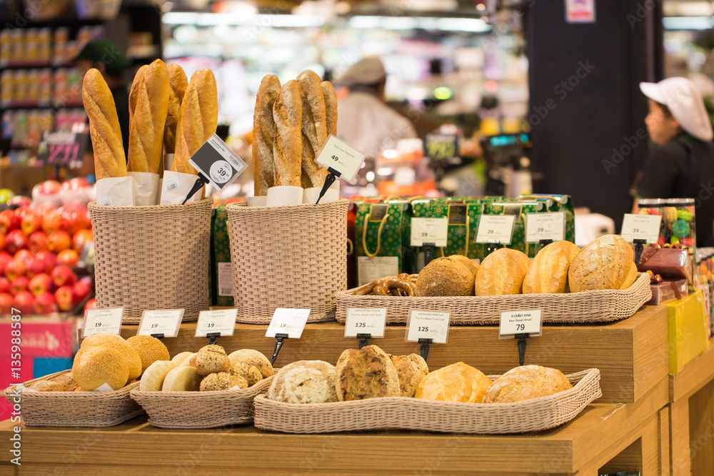 pães supermercado gôndola adobe stock
