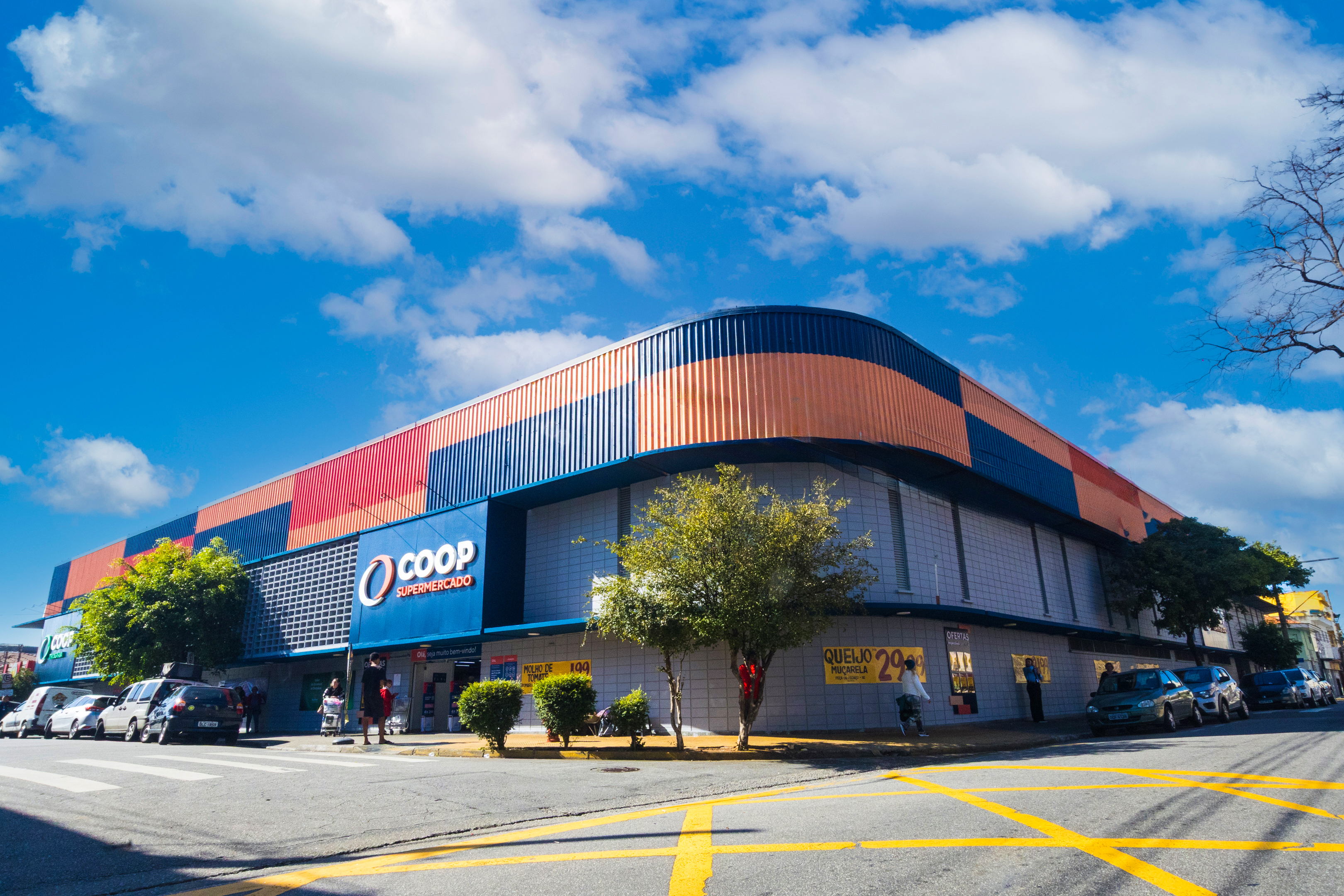 Coop reabre três lojas reformadas com foco em ambientação e reorganização de layout
