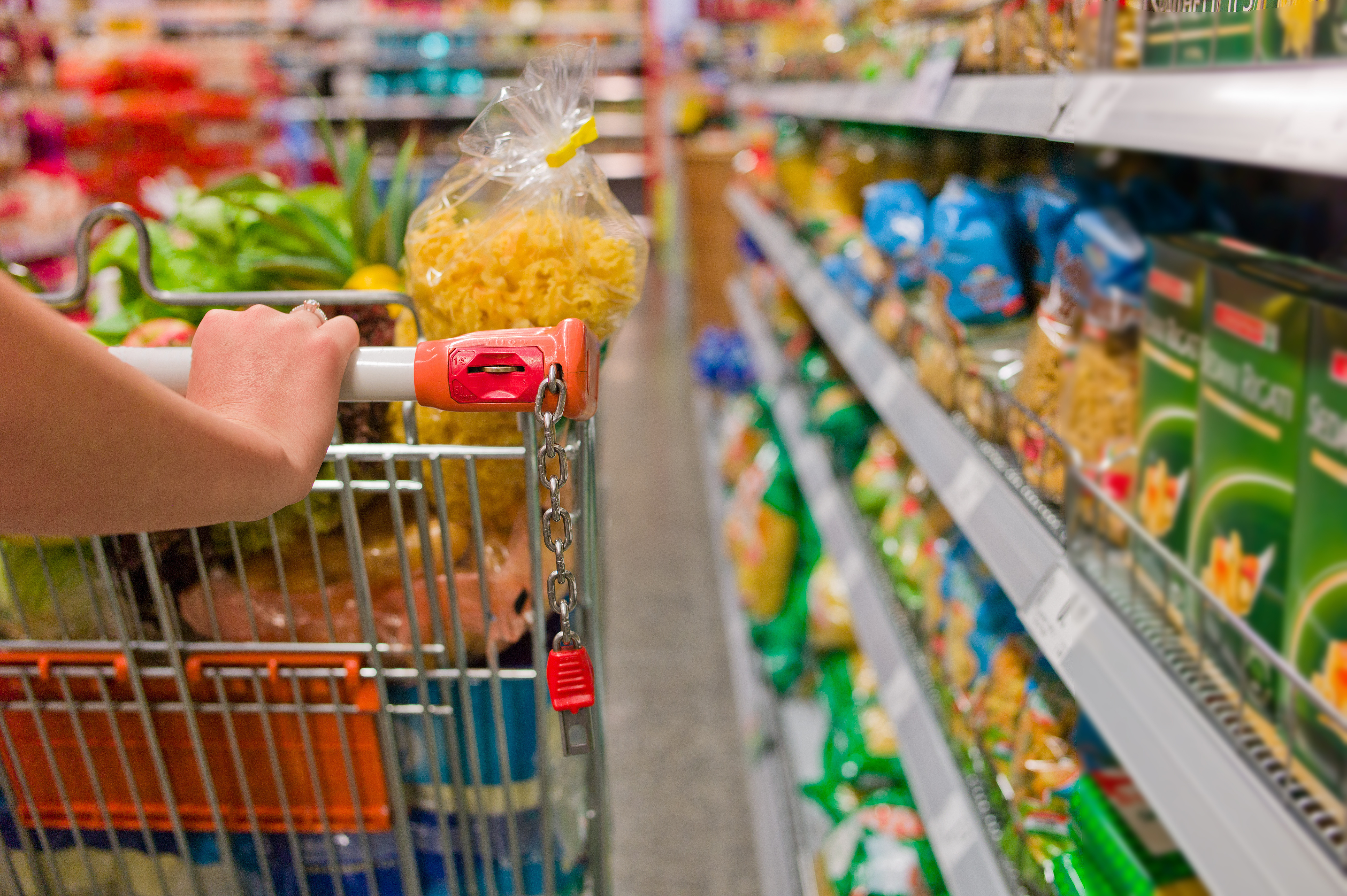 Diferença de até R$ 220 marca disputa de preços na cesta básica entre redes