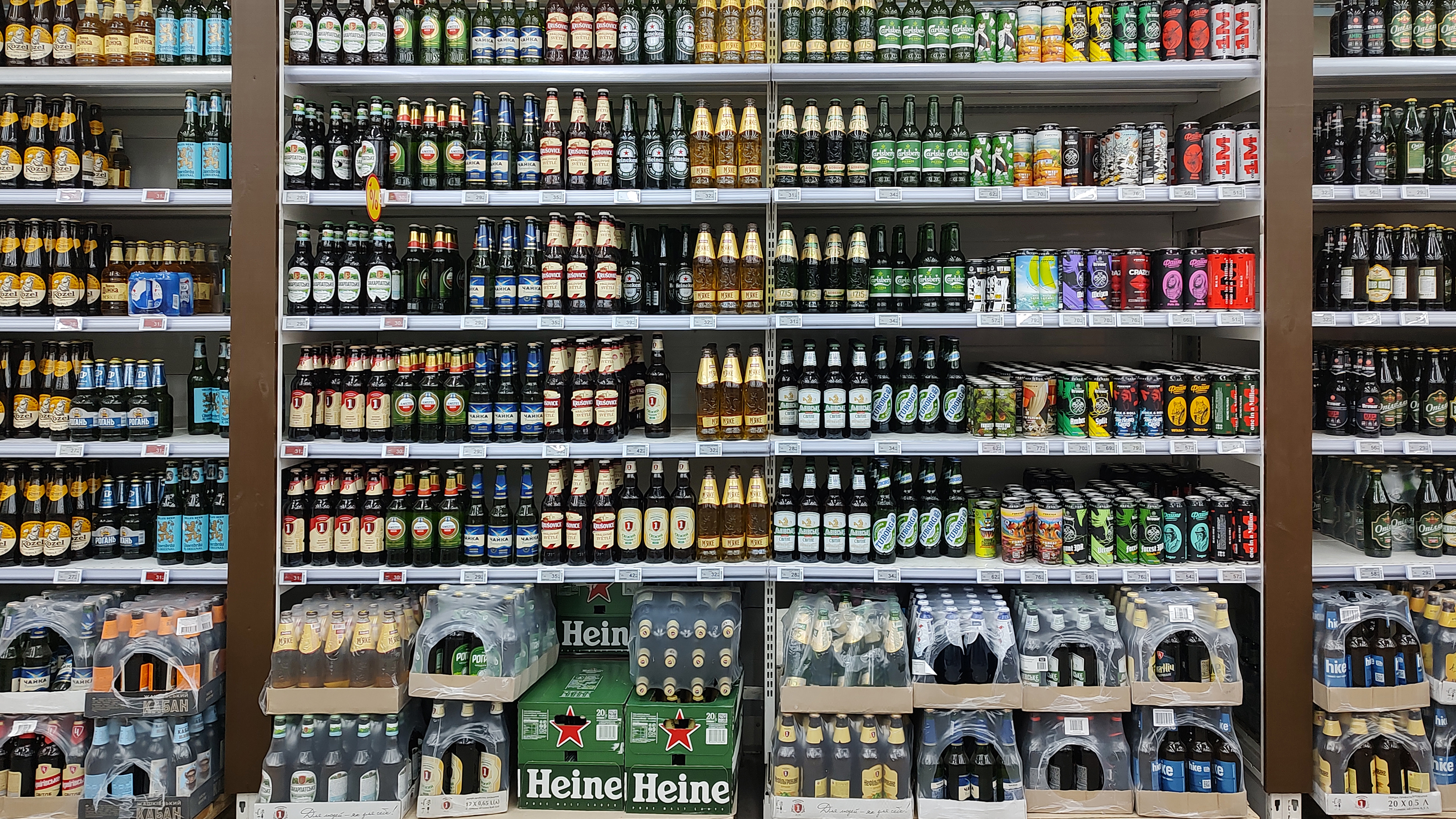 Adobe Stock gôndola de bebidas cervejas supermercado