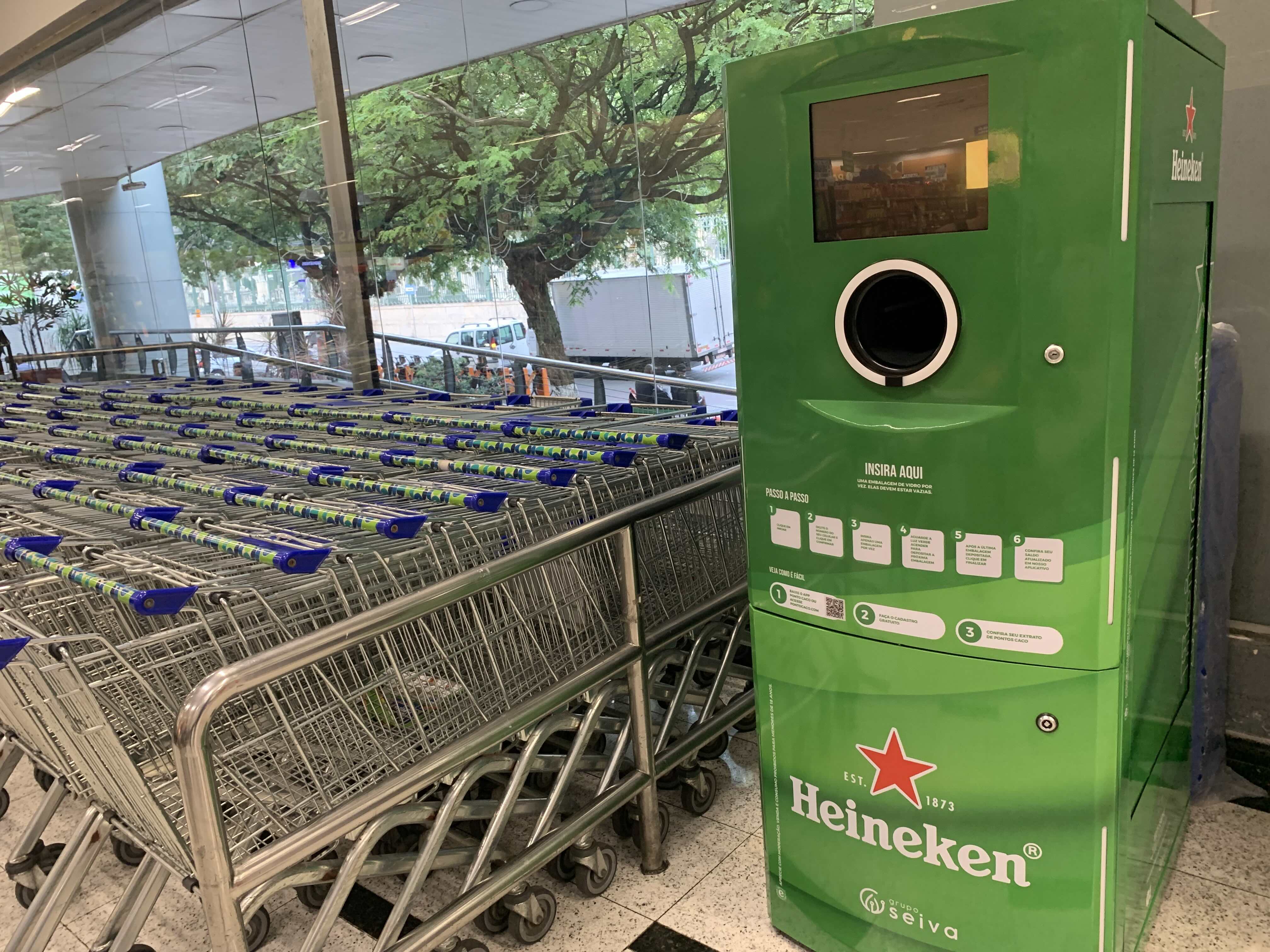 Coleta de garrafas no Prezunic