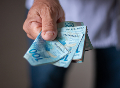 Iniciativas tentam popularizar saque de dinheiro no caixa do comércio